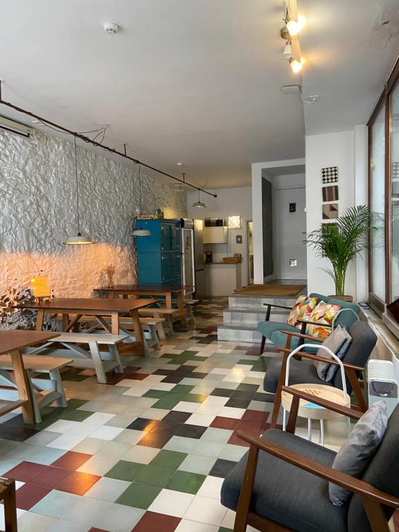 阿尔热祖尔Amazigh Hostel & Suites的客厅配有木桌和椅子