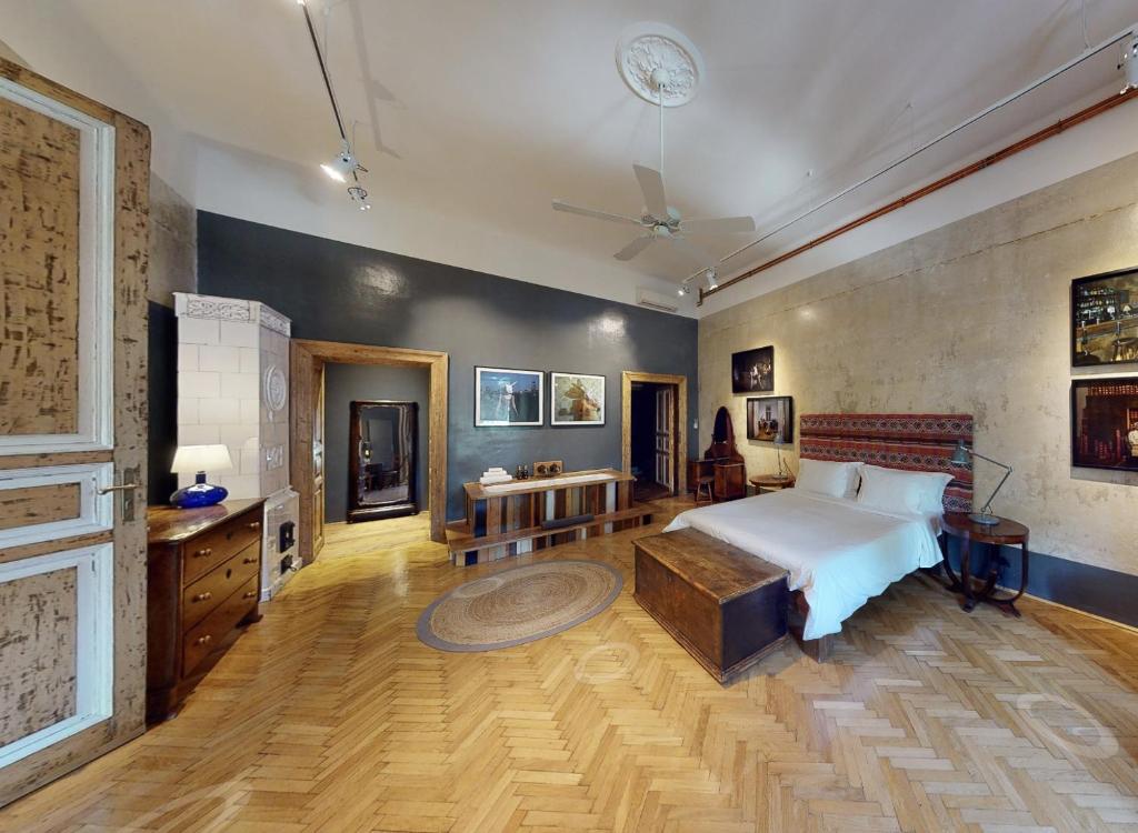 布达佩斯Brody House - boutique hotel的一间铺有木地板的大卧室,配有一张床