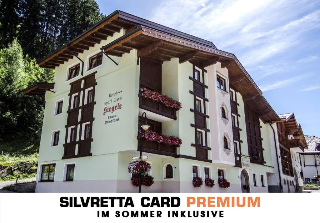 伊施格尔Hotel Garni Siegele - Silvretta Card Premium Betrieb的一座建筑,包括夏季的Sylvania卡片