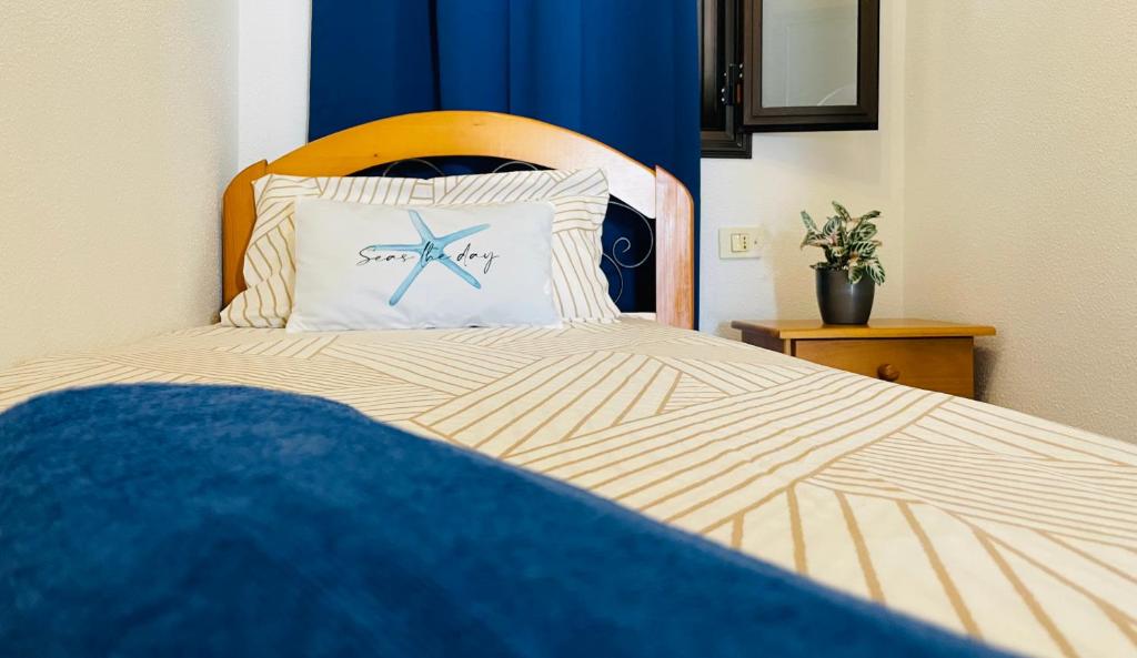 蒂亚斯Apartamento Playa Grande的一间卧室配有一张枕头上星鱼的床