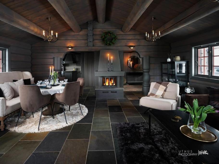 耶卢Luxury log cabing, cross-country ski-in out, familiy getaway in great location的客厅配有桌子和壁炉