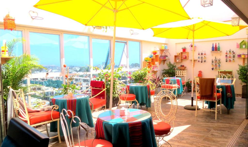利马Hotel Vila Santa的一间带桌椅和遮阳伞的餐厅