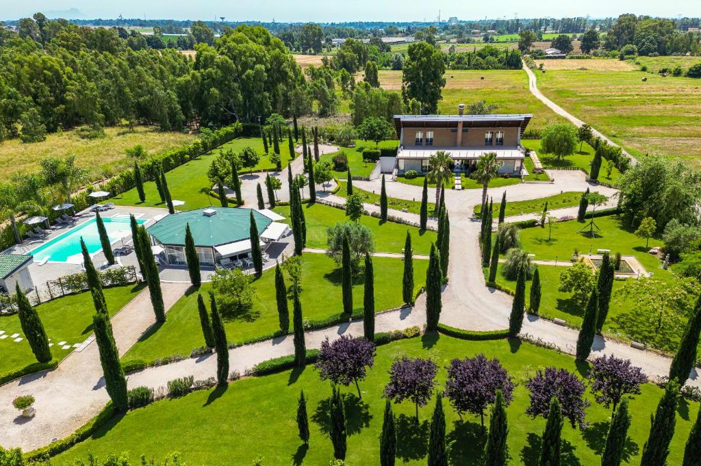 拉蒂纳Casale Delle Ronde B&B的享有花园的空中景致,设有房屋和游泳池