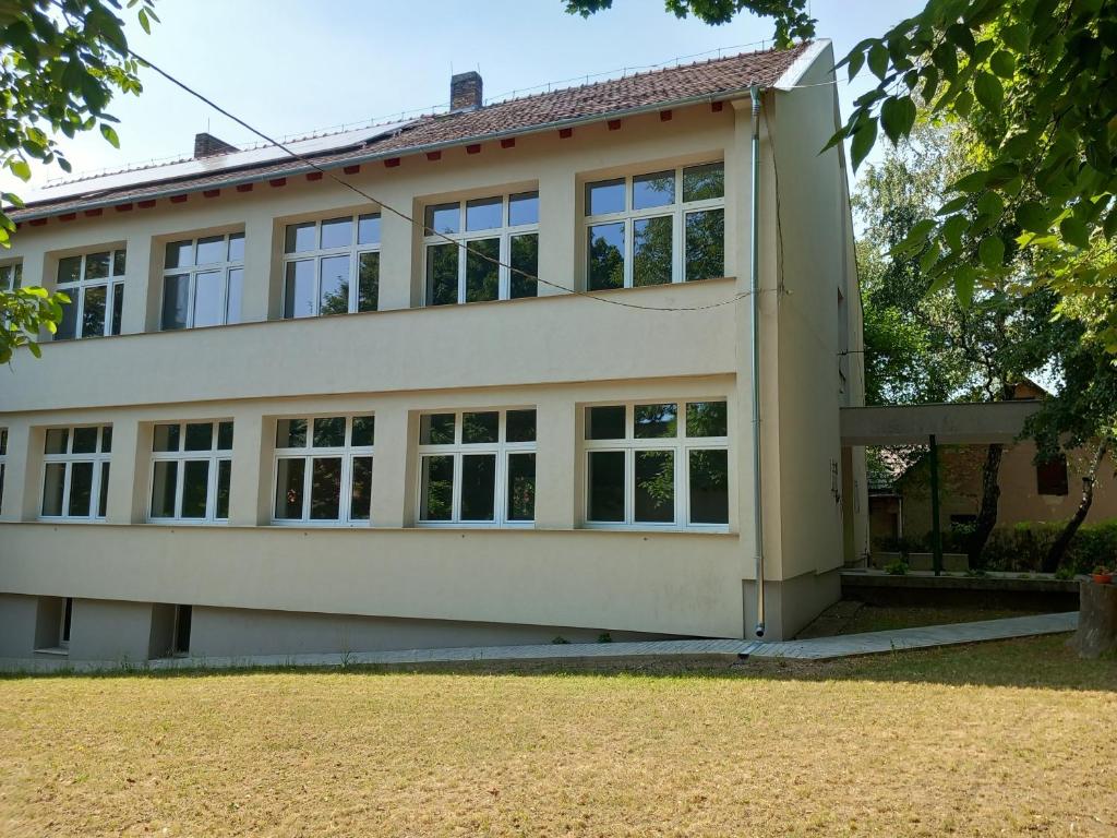 MárianosztraMárianosztrai Zarándokszálláshely的一座带大窗户和庭院的房子