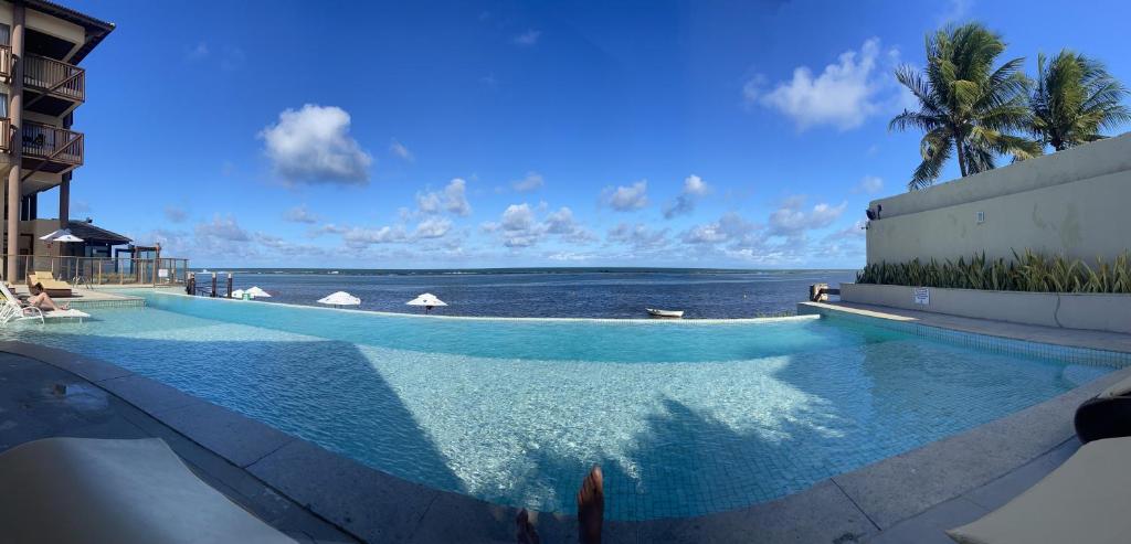 拉巴拉德纳圣米格尔Barra Bali Resort - Barra de São Miguel - Alagoas的海景游泳池