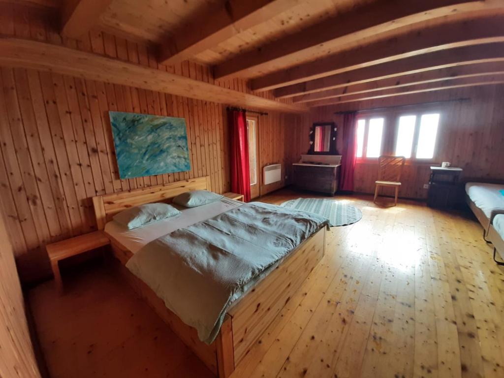 拉沃尔戈Casa Cima的木制客房内的一间卧室配有一张大床