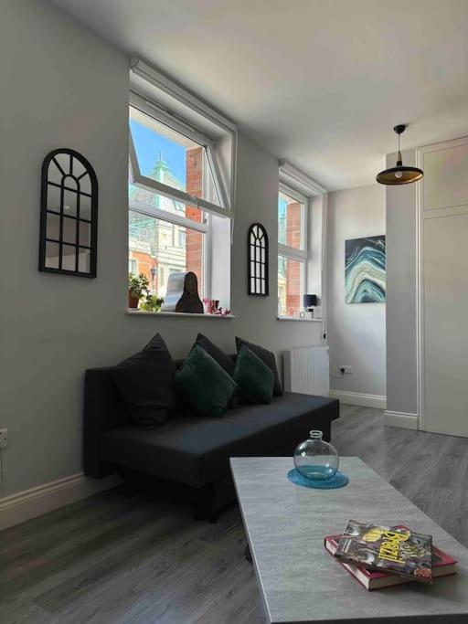 都柏林Central 2-bed Apartment的客厅配有沙发和桌子