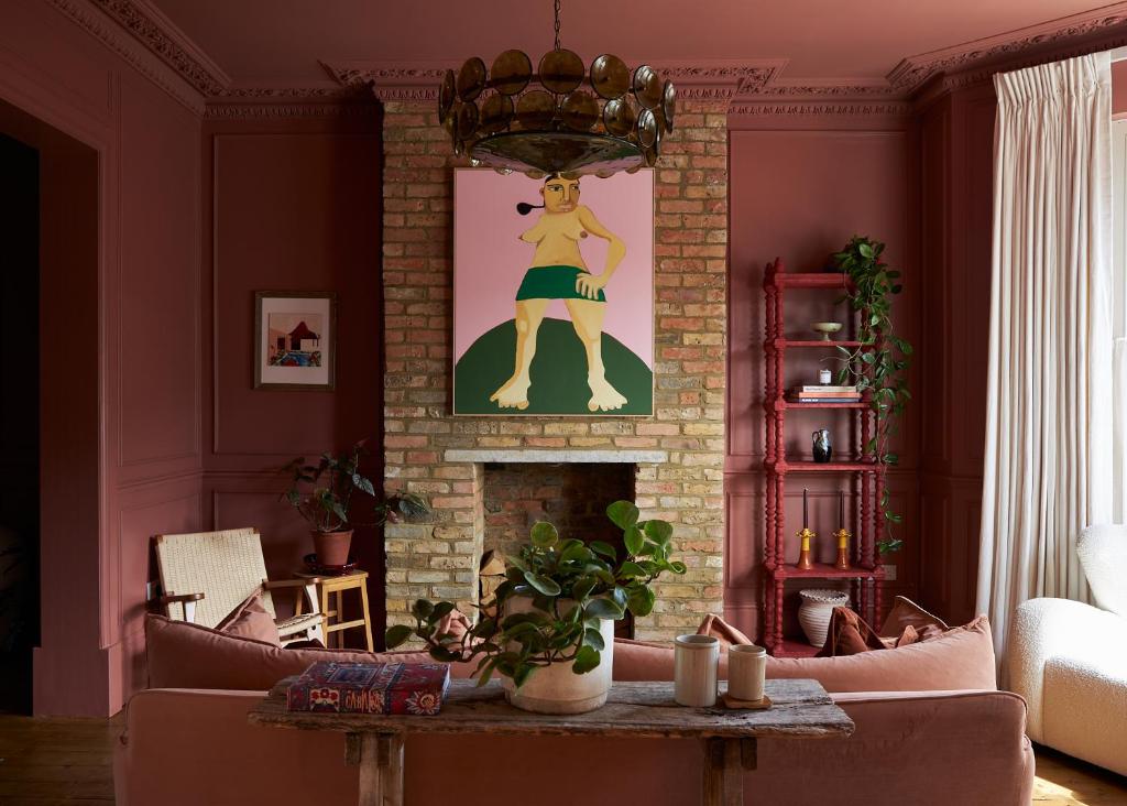 KentMargate House的客厅设有壁炉和一幅女画