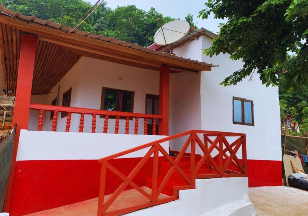 斑鸠岛Ilhéu Castle的一间红色和白色的小房子