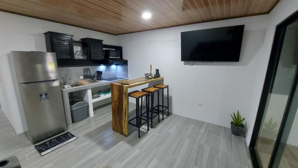 雅科Casas Dñ Juanita的带冰箱的厨房和墙上的电视