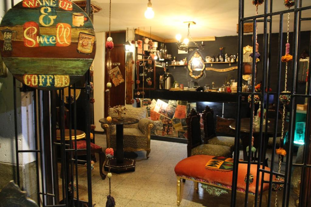 阿雷基帕Il Riposo的客房设有带椅子和桌子的酒吧。