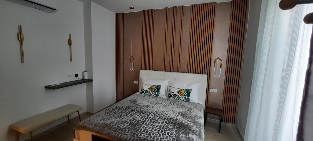 斯培西亚Suite House 5 Terre的一间卧室配有一张带木制床头板的床