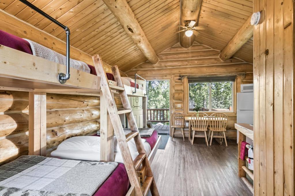 索尔多特纳Chum Salmon的小木屋内一间卧室配有双层床