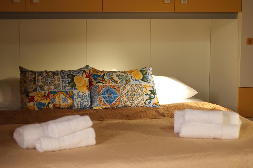 蒙德罗Il giardino di Mondello的床上有两条滚毛巾