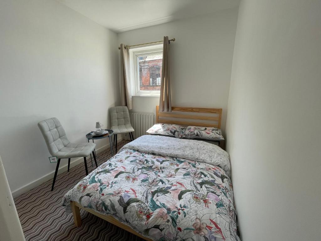 诺丁汉Nottingham Home Stay的一间卧室配有一张床、镜子和椅子