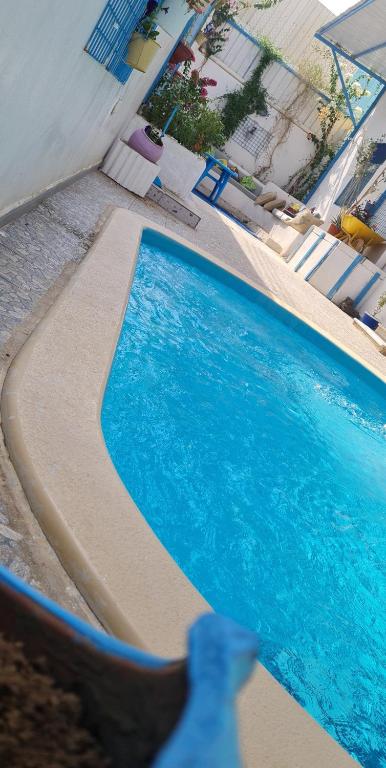 Qarārشاليهات ليله الدرب的蓝色游泳池的顶部景色