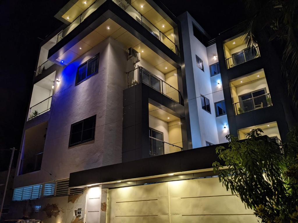 巴马科Résidence Bouba Bamako的夜间公寓大楼,灯光照亮