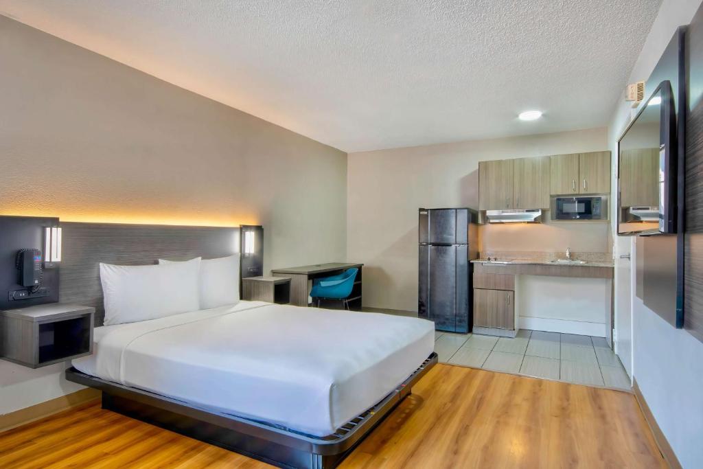 奥斯汀奥斯汀城中6号公寓的酒店客房带一张床和一个厨房