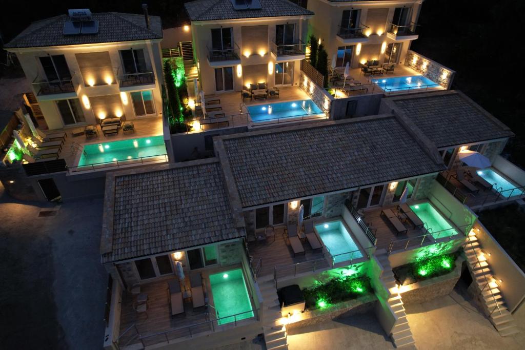 帕尔加Elais Luxury Villas的夜晚有灯光的空中景色