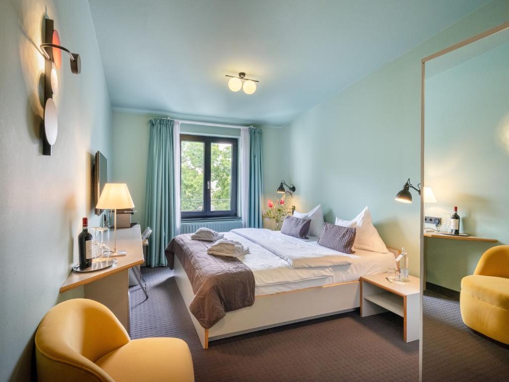 汉堡奥森阿尔斯特酒店的一间卧室配有一张床和镜子