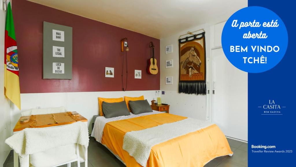 阿雷格里港La Casita Bem Gaúcha的一间卧室设有一张床和红色的墙壁