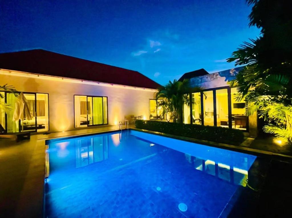 邦涛海滩E villa near bangtao beach ,普吉高端社区邦涛区度假村私人泳池别墅的夜间在房子前面的游泳池