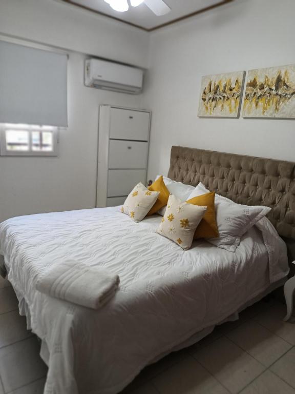圣米格尔·德·图库玛HERMOSO DPTO 2 dor TUCUMAN的一间卧室配有一张带黄色枕头的大床
