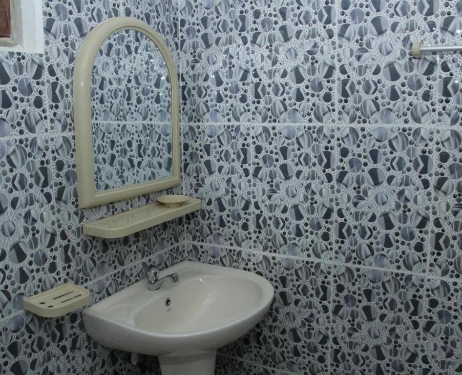 代尼耶耶Traveller's Choice Sinharaja的一间带水槽和镜子的浴室