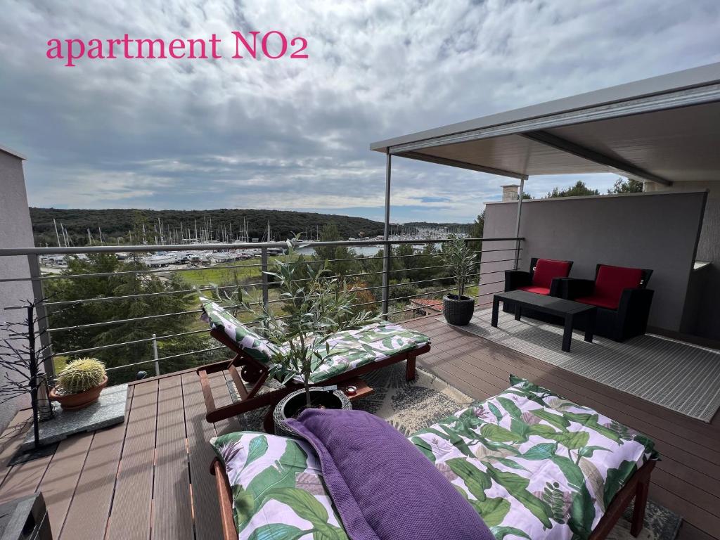 普拉Apartments Bonvenon2Pula的阳台的甲板上配有两张沙发