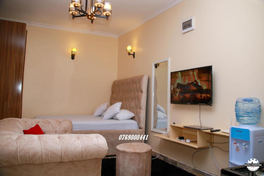 埃尔多雷特Denverwing Homes的客厅配有床和沙发