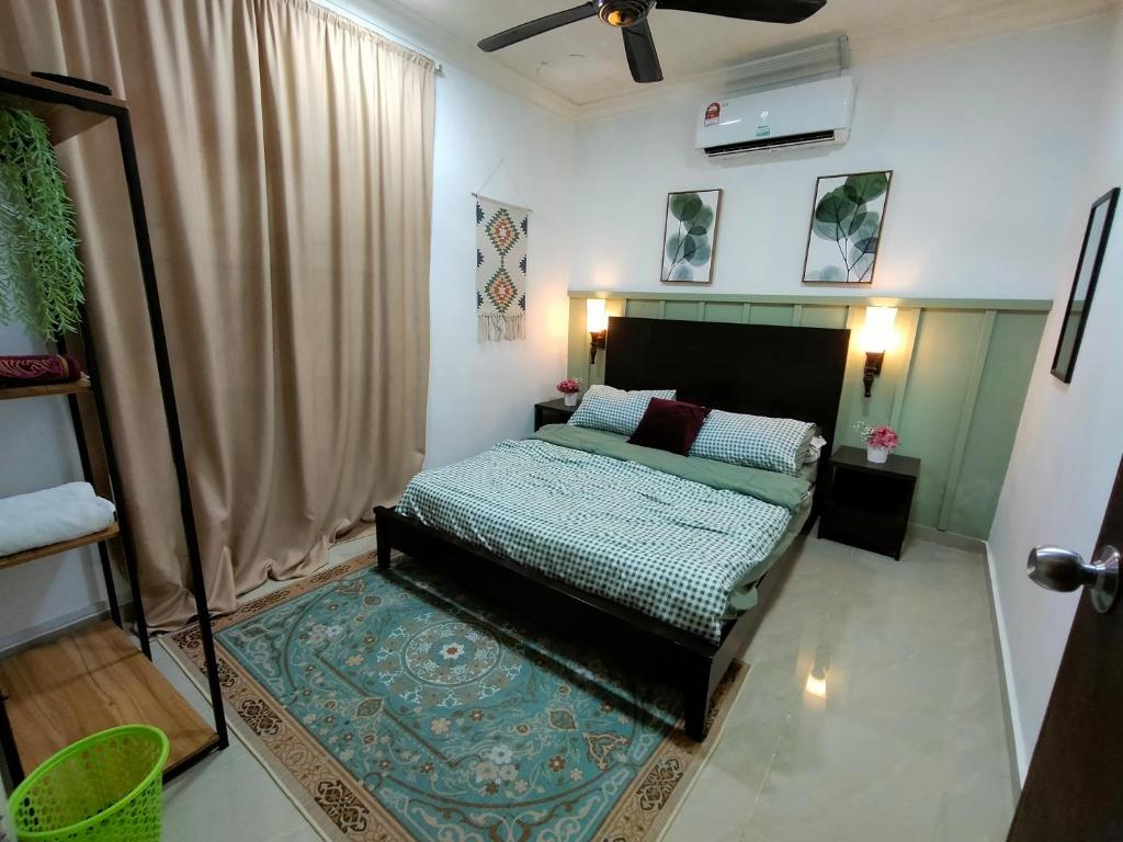 古来Mini Green Homestay的一间卧室配有一张床和地毯