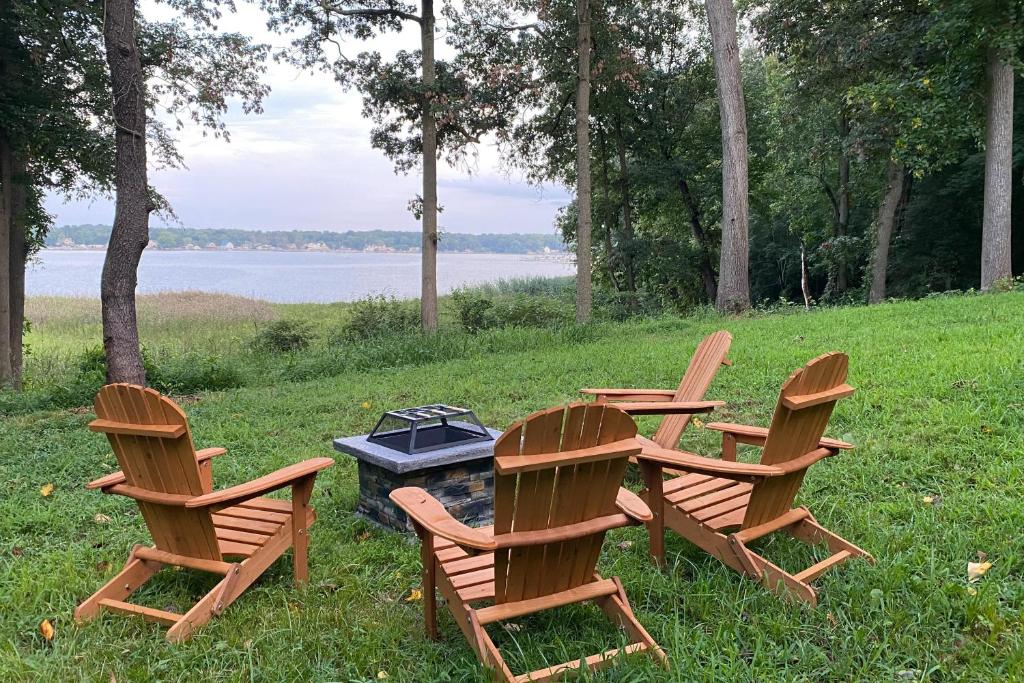 埃尔克顿Cozy Winter Cabin Retreat with View的草地上三个椅子和一个火坑