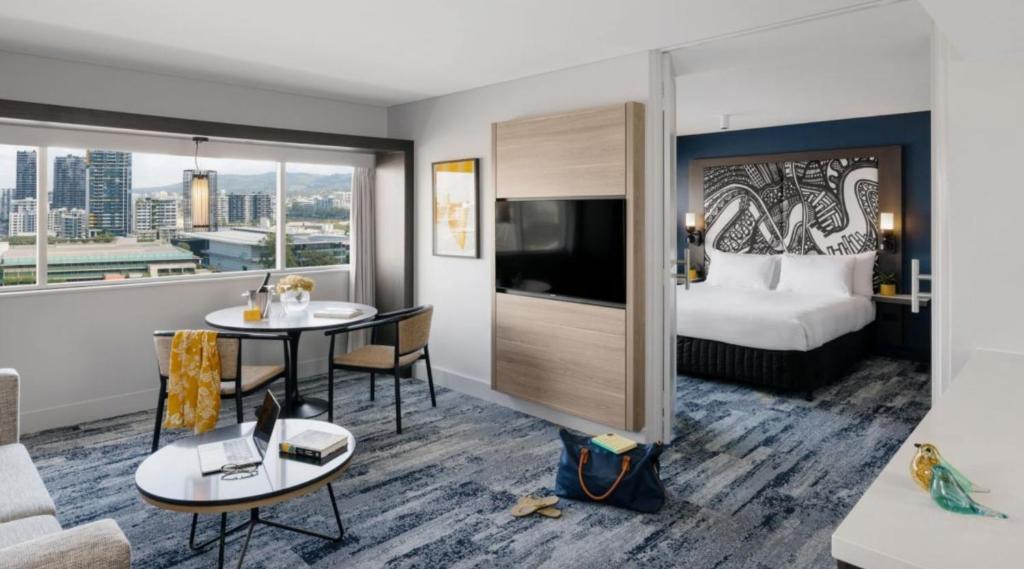 布里斯班voco Brisbane City Centre, an IHG Hotel的酒店客房带一张床,还有一间景观房