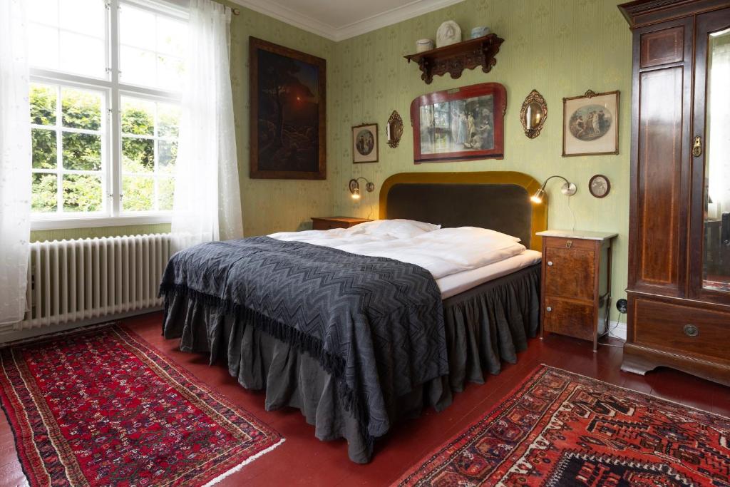 瓦尔贝里Villa Wäring Husrum & Frukost的一间卧室设有一张床和一个大窗户