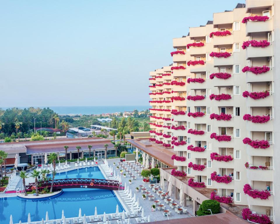 拉瑞拉拉大公园酒店的一座带游泳池和度假村的酒店