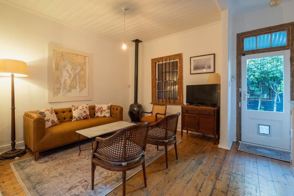 开普敦Snug Haven Cottage的客厅配有沙发和桌椅