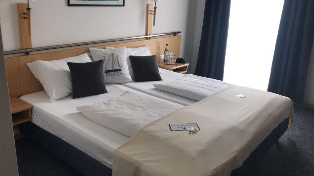 MitterteichMiratel的一张配有白色床单和枕头的大床