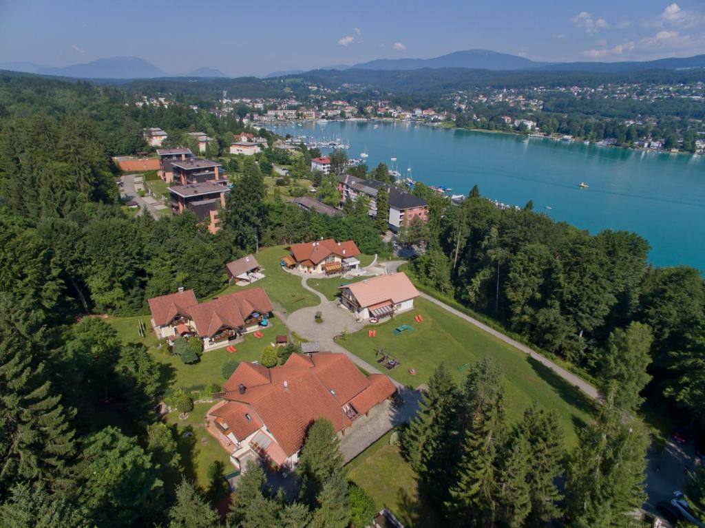 沃尔特湖畔韦尔登Ferienparadies Truppe的享有湖景的大房子的空中景色