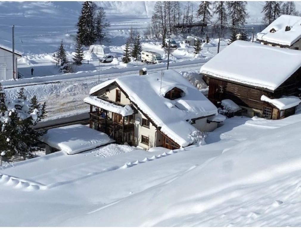 Glaris2 Zimmer Ferienwohnung Davos-Glaris的雪覆盖的房子