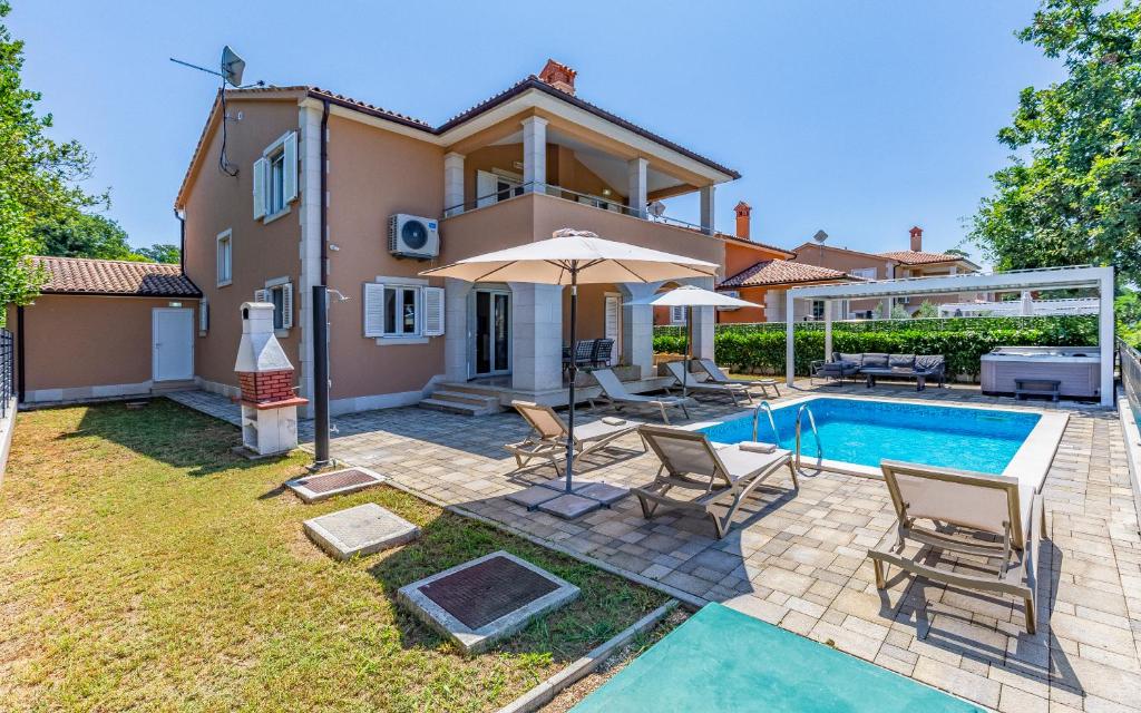 普拉Lotus Villas Resort的一座带游泳池和房子的别墅