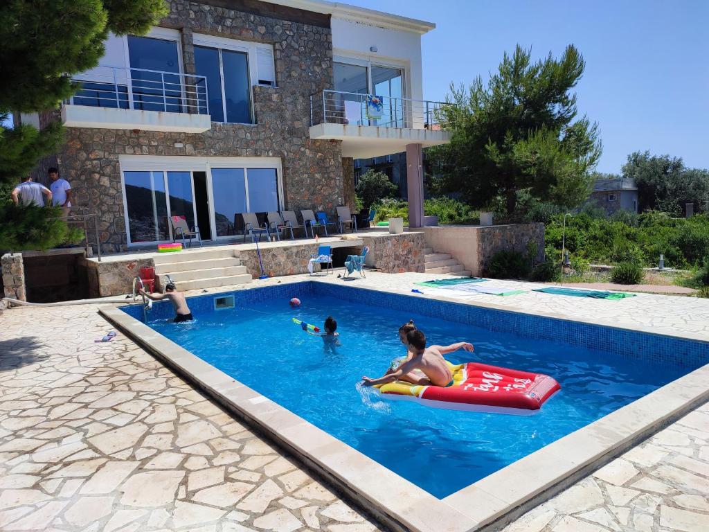 RadovanićiSunset Villa Montenegro的一群人在游泳池玩耍