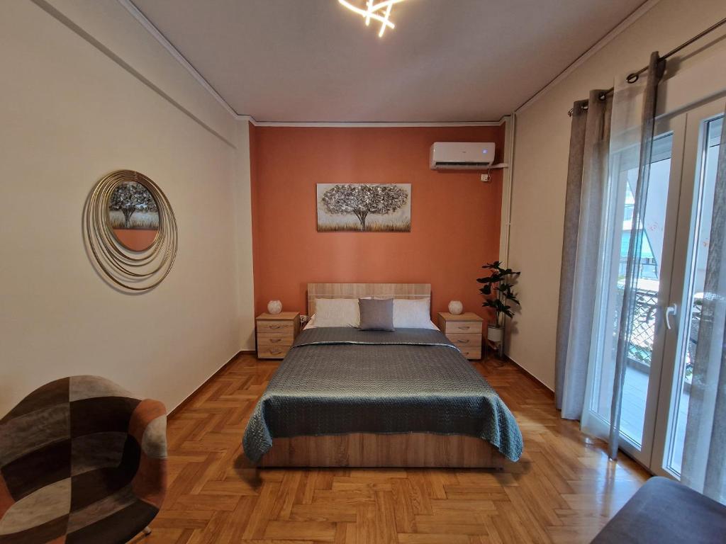 雅典Cozy Little Home的一间卧室配有橙色墙壁和木地板。