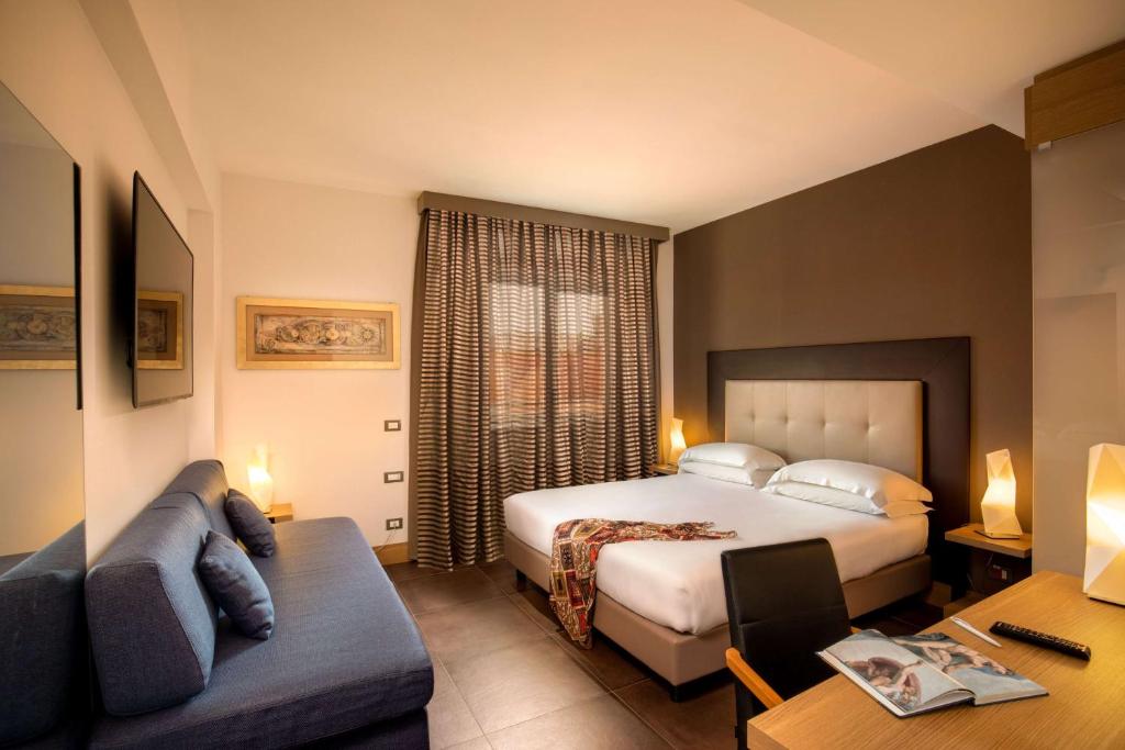 罗马加斯普林贝斯特韦斯特酒店的酒店客房,配有床和沙发