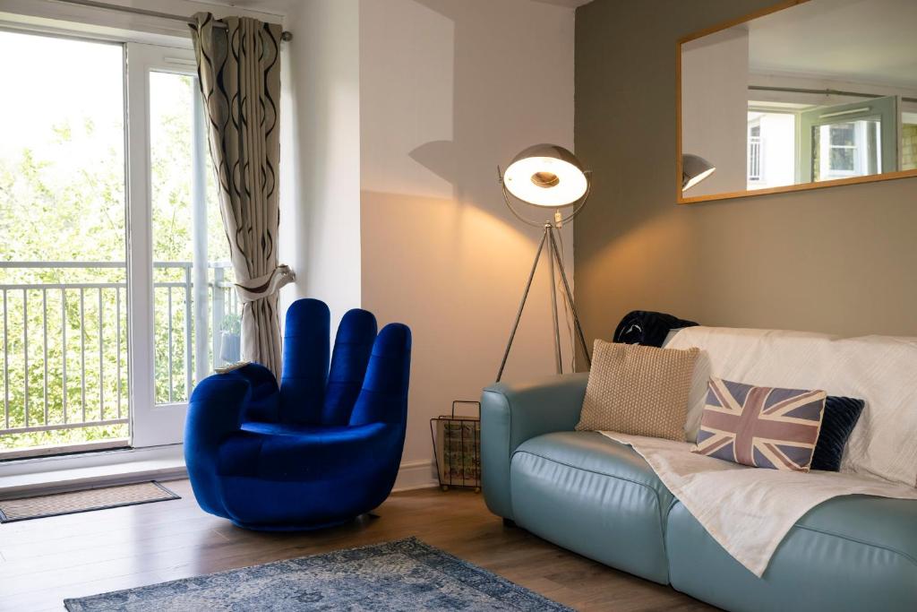KentSpacious 3 bedroom apartment free parking!的客厅配有蓝色椅子和沙发