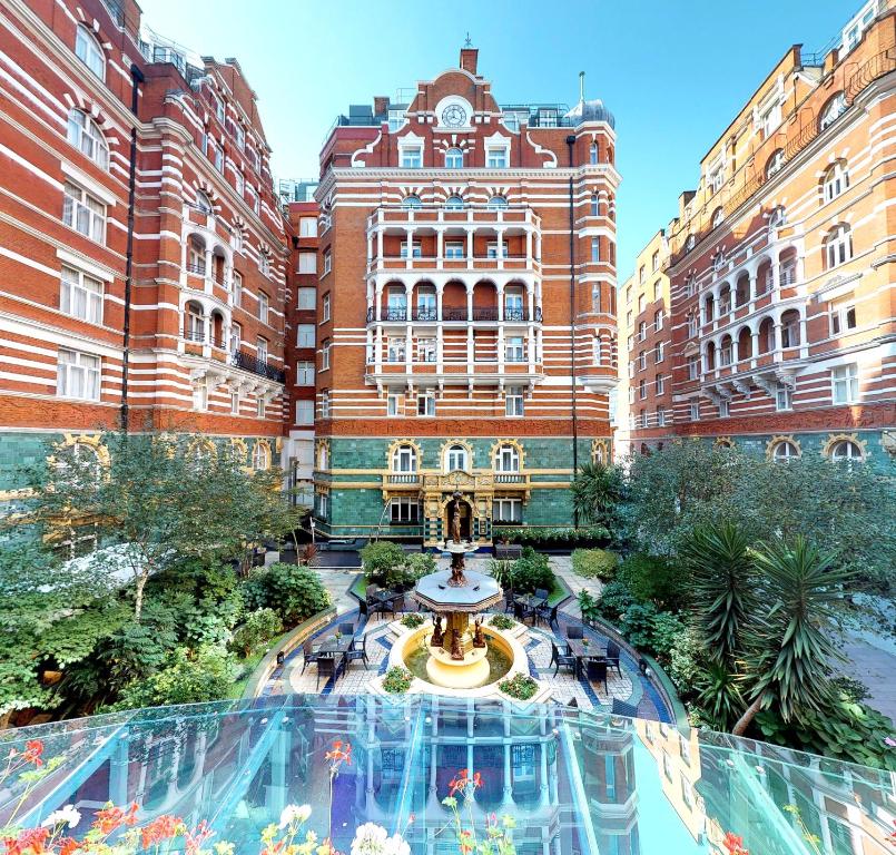 伦敦圣詹姆士庭院-阿塔酒店-伦敦的建筑物前方有喷泉的建筑物