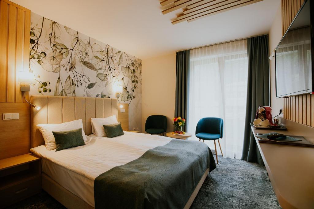 伯伊莱图什纳德Hotel O3zone的配有一张床和一张书桌的酒店客房