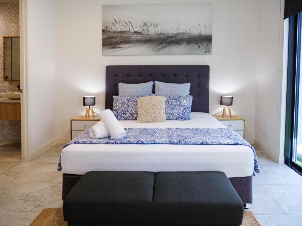 黄金海岸Karma Villas的一间卧室配有一张带蓝色枕头的大床