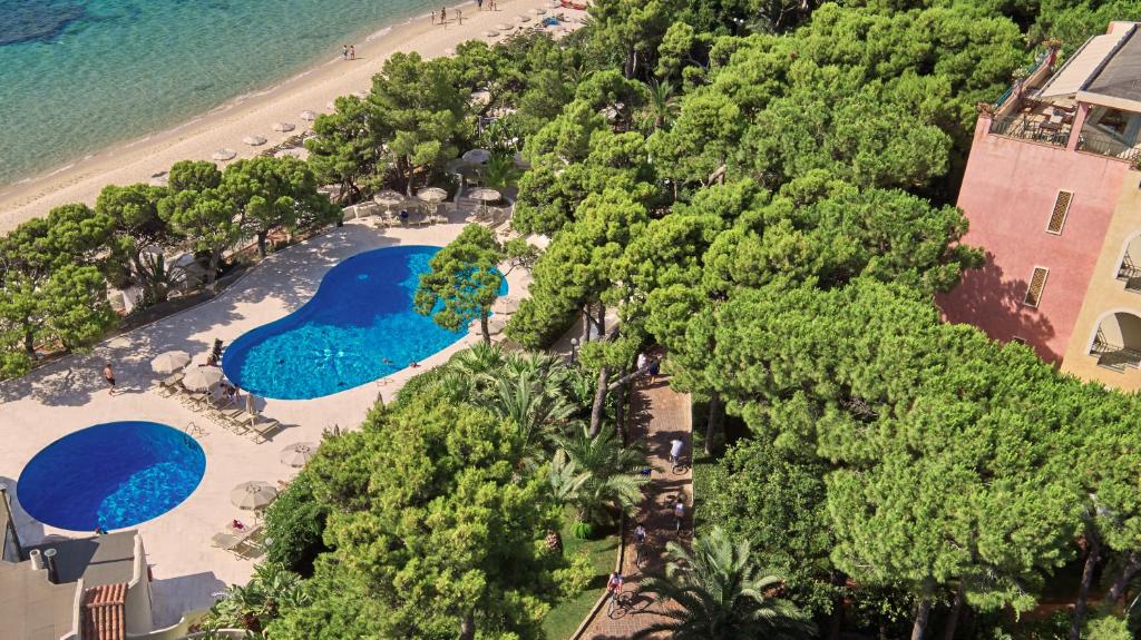 圣玛格利特迪普拉弗特村度假酒店 - 伊尔卡斯特罗的享有海滩和游泳池的空中景致