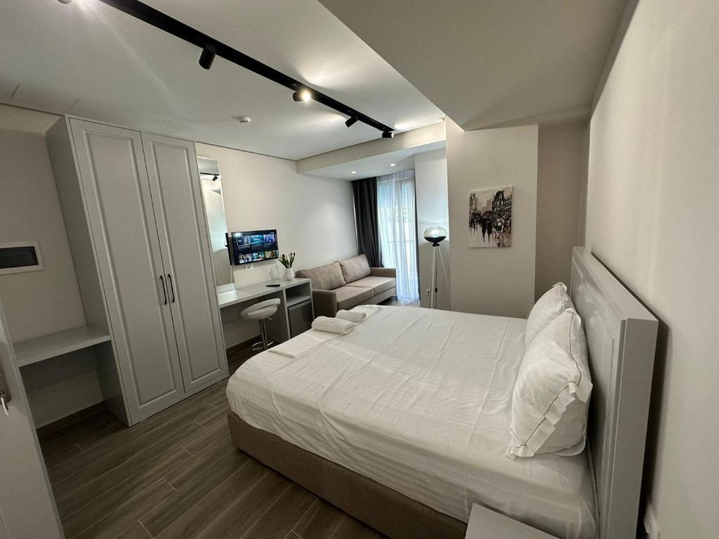 都拉斯Vila Kapllani Rooms的一间卧室配有一张床和一张书桌