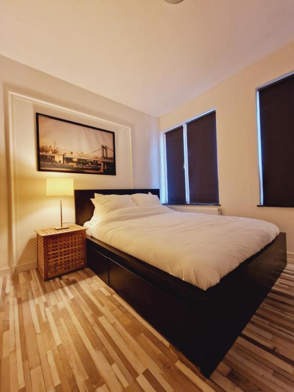 埃因霍温ROOM303的一间卧室配有一张带灯的大床和两个窗户